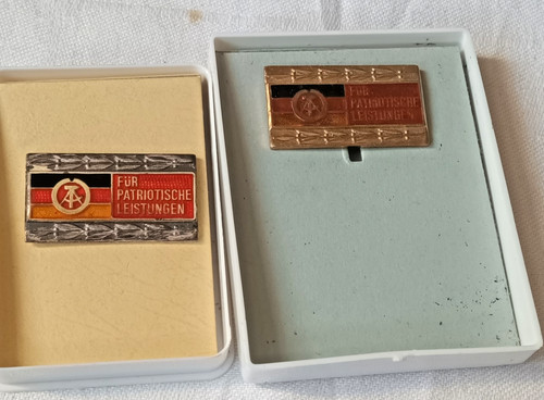Ddr 2xehrennadel der - ddr,