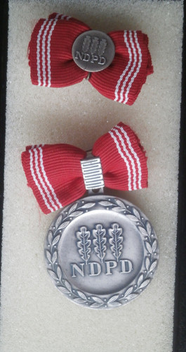 Ddr ehrenzeichen der npdg - ddr, mit